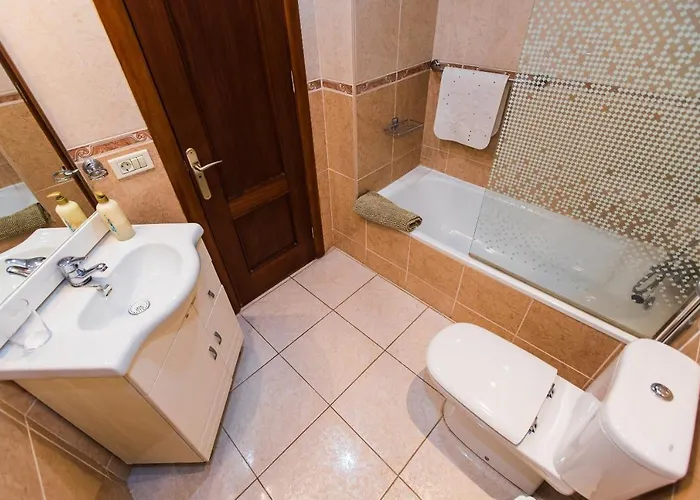 Two Bedroom Near El Duque Beach, דירה