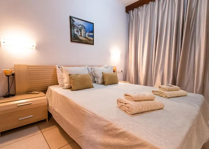 Two Bedroom Near El Duque Beach, אדחה