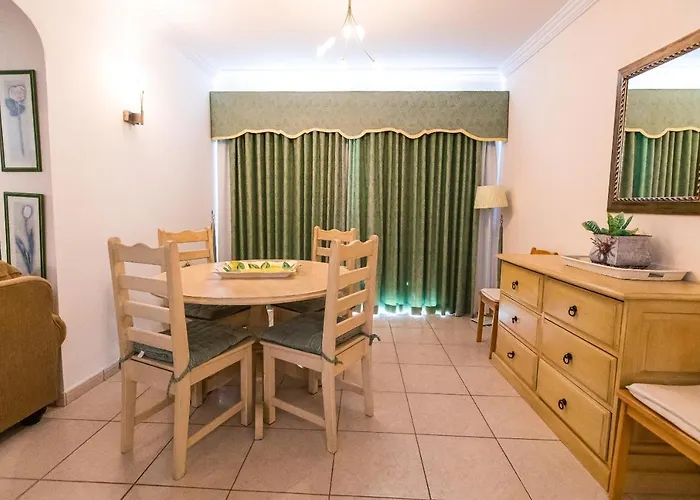 Two Bedroom Near El Duque Beach, דירה אדחה